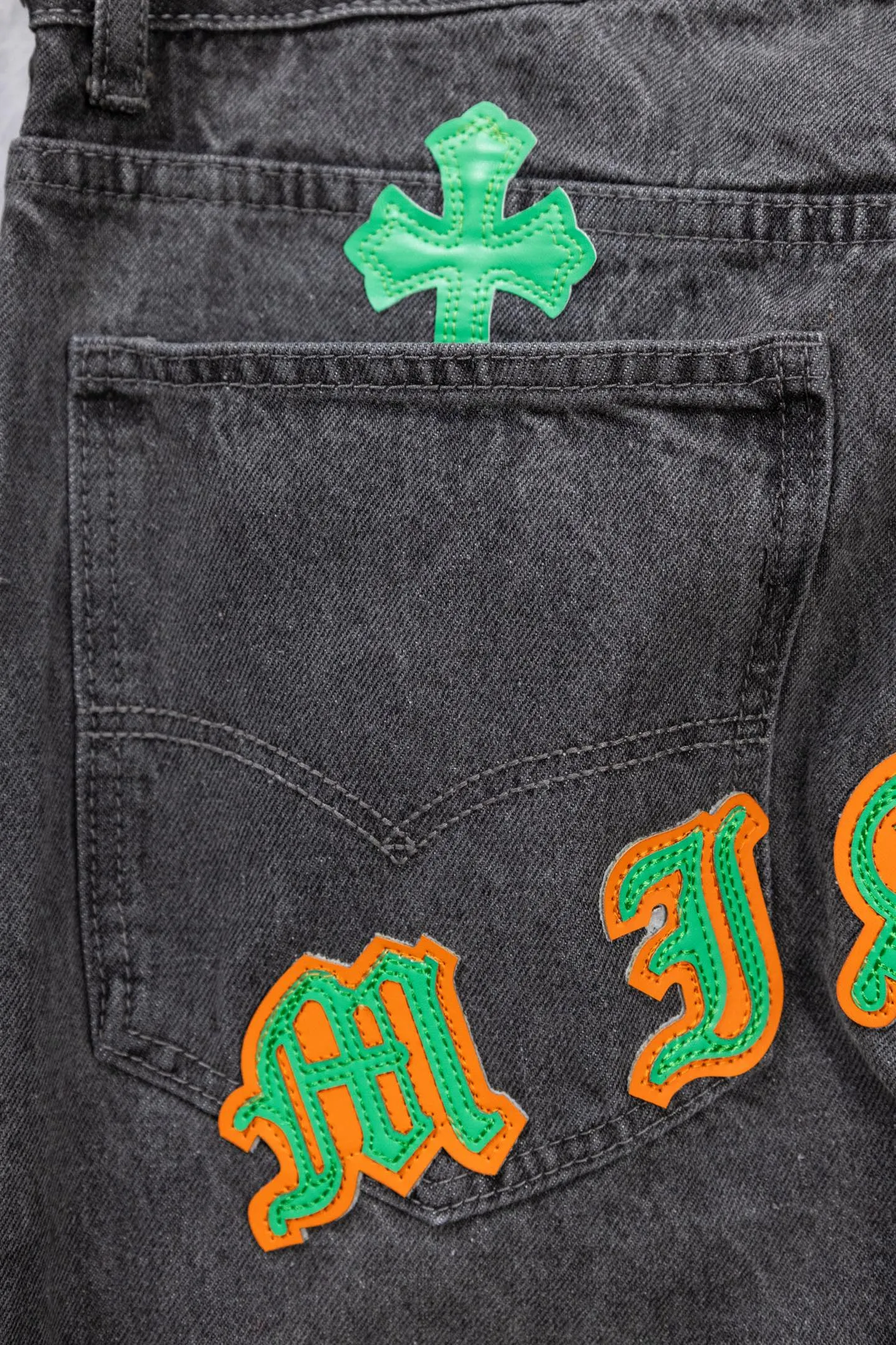 P240 Chromehearts limited edition orange and green classic cross patch leather gray jeans, priced at 34W level, patchwork cross pattern embellishment, washed jeans! ! An absolutely high-end luxury product, a 1.9W-level god-level single product, a super popular product, made by top heavy industry, a magic weapon that cannot be missed! [About Zangyin] This is an extremely luxurious fashion brand that can also be called the aristocracy of the high street. It has always been an exclusive brand for some hipsters or rich second generations. Compared with ordinary high streets, it is more luxurious and noble. Compared with luxury brands, it is more fashionable and individual. It has always been a brand that I have a special liking for. [Top heavy industry fashion design] Consistently high-street luxury style. Speaking of this style, the Zangyin family and GU family are definitely the leading representative brands. Especially the Zangyin family has really achieved a state-of-the-art effect in creating high-street style. The unique washed material is used to create this style. The color system is already quite eye-catching. After it is decorated with patchwork cross flowers, it cleverly highlights the charm of the brand. Secondly, this style uses classic The high-waist cutting design highlights the long legs and fashionable temperament of the upper body. The brand is highly recognizable and the slim fit configuration is more suitable for daily wear. It is a product that interprets personality, fashion, and specifications at a glance. This single product is enough to make any fan excited. It can be a white T-shirt for a youthful college style, or a tight suspender for a royal style. It has strong matching ability and can be easily controlled by men.  [Materials and craftsmanship] Needless to say, this point goes without saying. As an excellent craftsman brand, Zangyin’s requirements for details and craftsmanship are really perfect. The washed color of this model has gone through so many processes, not to mention the embellishment of denim appliques. It is also purely hand-made and sewn. Just like what they believe in, only hand-made things have soul and have the meaning of wear. A top-notch heavy-duty fashionable denim item, I look forward to your perfect interpretation! !  Color: Gray Size: 28-34